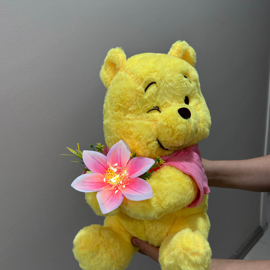 Lilyumlu Pembe Çiçekli Göz Kırpan Winnie the Pooh Peluş Ayı