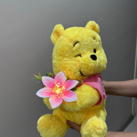 Lilyumlu Pembe Çiçekli Göz Kırpan Winnie the Pooh Peluş Ayı